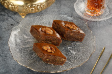 Пахлава Бакинская шоколадная с грецким орехом и мёдом