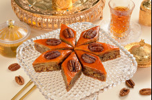 Пахлава Бакинская с пеканом и мёдом