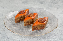 Пахлава Бакинская с пеканом и мёдом